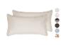 Zwei beige Kissen mit Zierrand und farbigen Stoffmustern an der Seite.