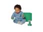 Lächelndes Baby im blauen Strampler spielt mit grünen Bauklötzen.