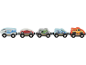 Holzspielzeugeisenbahn mit Waggons, die einen Sportwagen, ein Motorrad, ein Go-Kart und einen Pickup transportieren.
