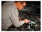 Mann benutzt LIVARNO® Arbeitsleuchte »The Mechanic«, um einen Automotor zu beleuchten.