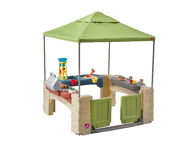 Outdoor-Spielcenter mit grünem Vordach, Grill, Sandkasten und Spielküchenzubehör.