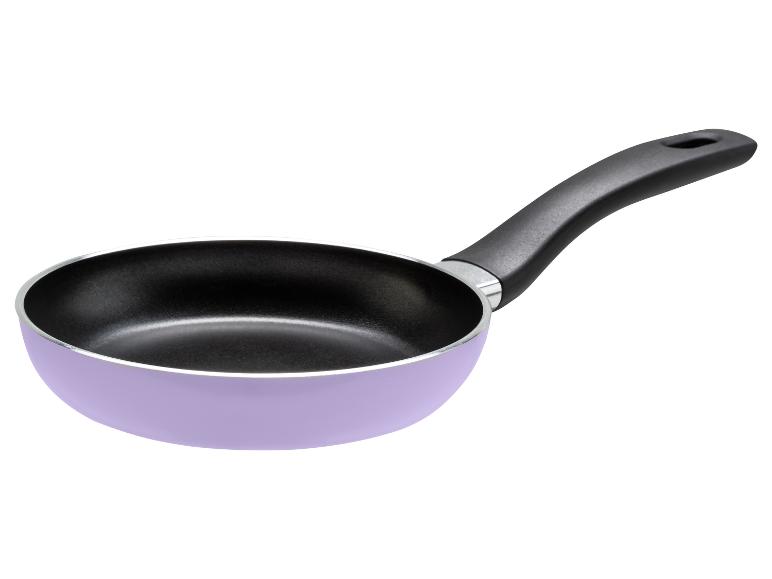 Eine lila Pfanne mit schwarzem Griff