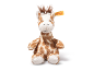 Weiche Plüschgiraffe in sitzender Position auf weißem Hintergrund.