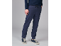 Mann in blauer Freizeithose und Sneakern.