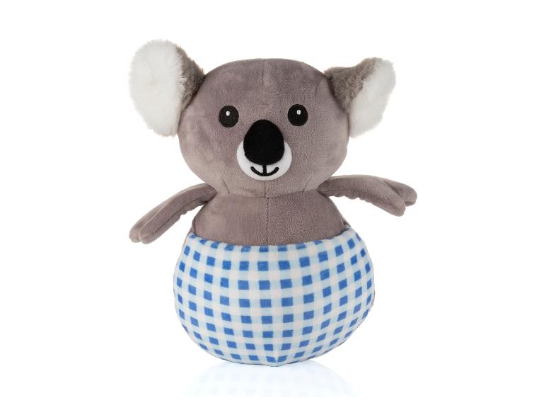Ein Koala-Plüschtier mit blau-karierter Hose.
