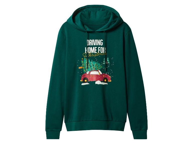Grüner Kapuzenpullover mit Weihnachtsmotiv eines Autos, das einen Baum transportiert.