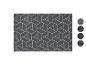 Eine graue Fußmatte mit geometrischem Muster.
