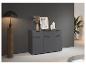 Graues Sideboard mit Schubladen und Türen, dekoriert mit Vasen und einer Stehlampe.