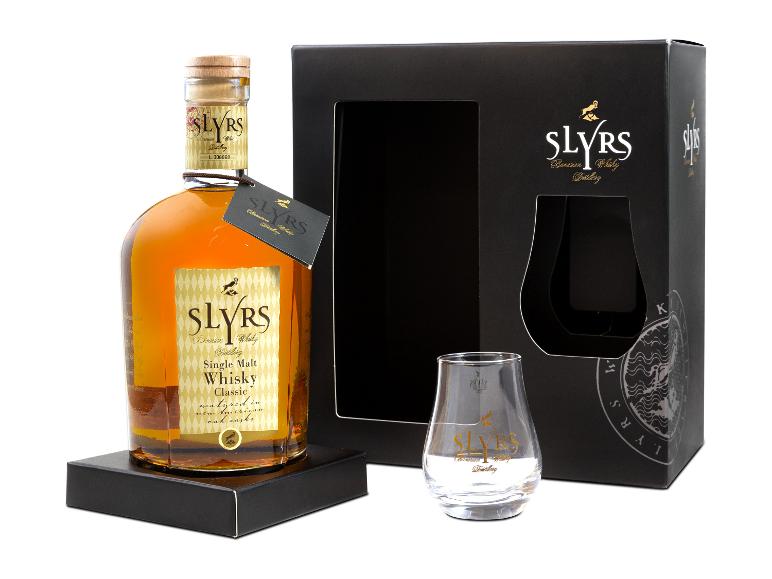 SLYRS Bavarian Single Malt Whisky Classic mit Glas in einer Geschenkbox.