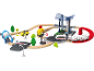 Holzeisenbahn- und Autoset mit Bahnhof, Tunnel und Bahnübergängen.