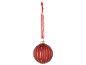 Rote Weihnachtskugel mit goldenen Glitzerstreifen und rotem Band.