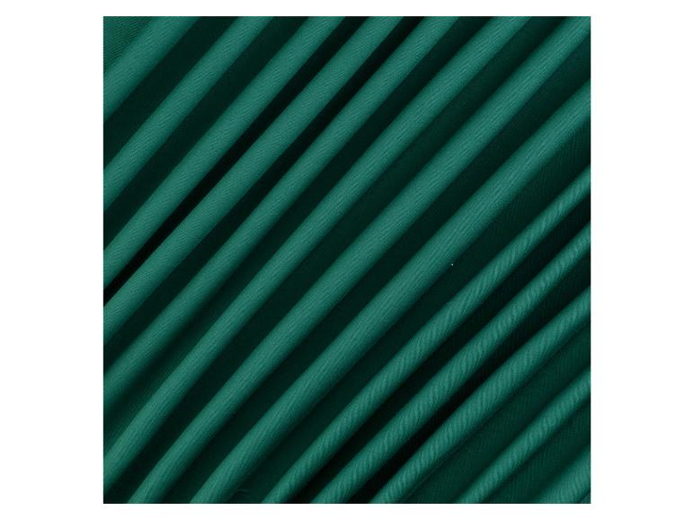 Grüner Stoff mit diagonalen Falten.