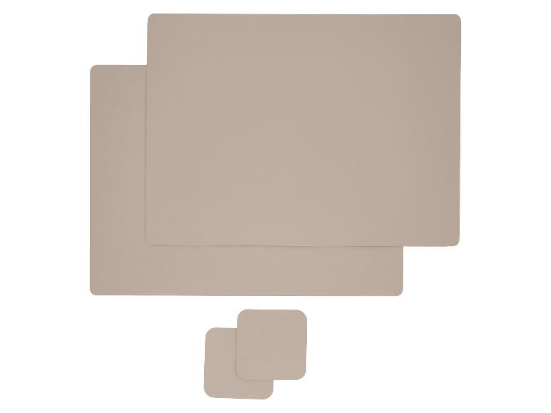 Beige rechteckige Tischsets und quadratische Untersetzer