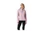 Frau in rosa Softshelljacke und schwarzer Hose, lächelnd und zur Seite blickend.