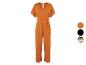 Ein orangefarbener Jumpsuit mit kurzen Ärmeln und Gürtel.