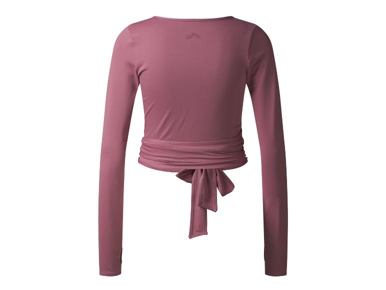 Ein rosafarbenes Langarmshirt mit Schleife auf dem Rücken