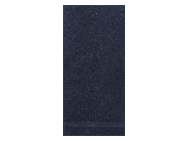 Dunkelblaues Badetuch.