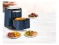 Ein blaues Tefal Easy Fry & Grill XXL Kochgerät mit verschiedenen gekochten Speisen drumherum.