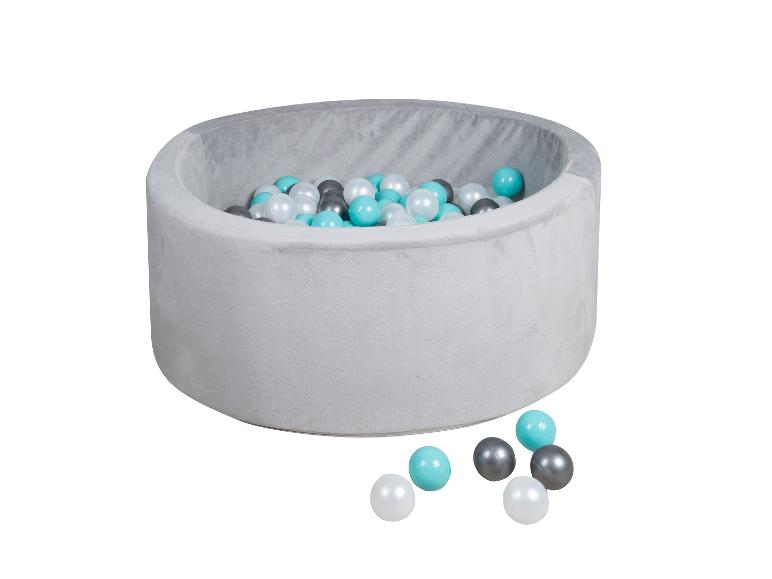 Ein grauer Ballpool mit blauen, weißen und grauen Bällen.