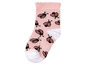 Rosa Socken mit Schmetterlingsmuster.