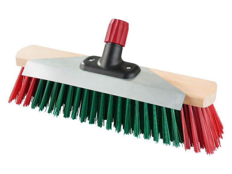 Besen mit roten und grünen Borsten, Holzbasis und schwarz-roter Befestigung.