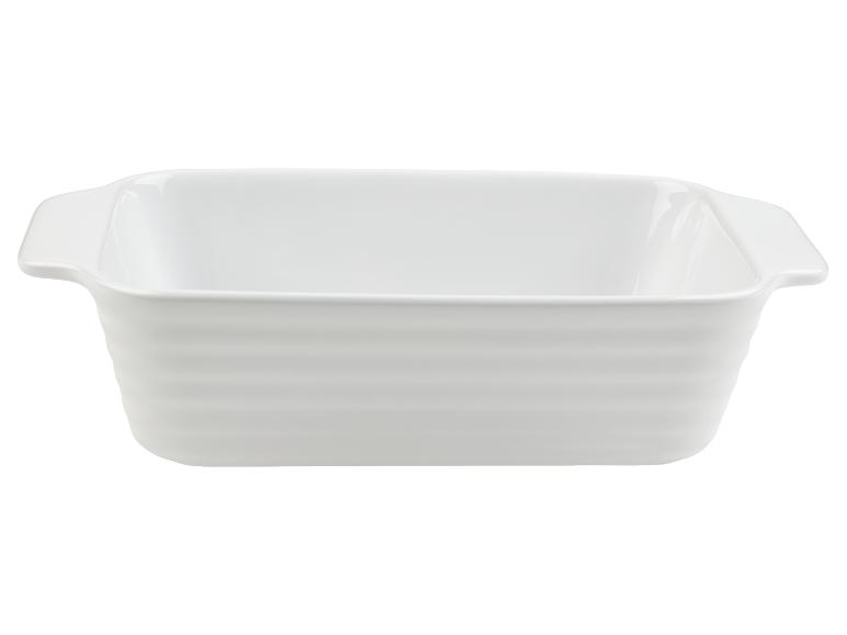 Eine weiße rechteckige Auflaufform mit Griffen.