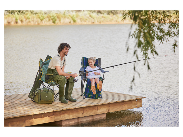 Ein Vater und seine Tochter angeln von einem Holzsteg mit einer Rocktrail Angelbox.