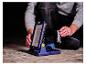 LIVARNO® 18 V Arbeitsleuchte mit Bosch 2.5 Ah Akku, von einem Mann gehalten.