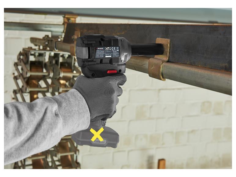Hand hält einen Akku-Schlagschrauber, der eine Metallkonstruktion befestigt.