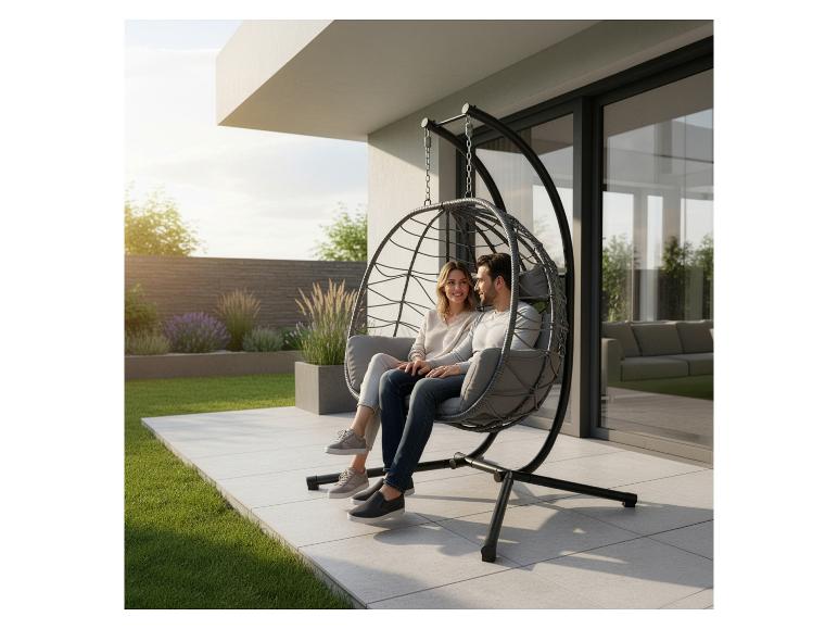Paar entspannt in einem Garten-Eierschaukelstuhl mit grauen Kissen auf einer modernen Terrasse.