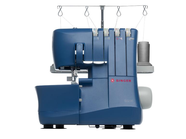 Blaue SINGER S0235 Overlock-Nähmaschine mit grauem Garn.