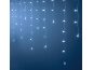 Blaue LED-Lichterketten mit funkelnden Lichtern auf dunkelblauem Hintergrund.