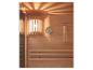 Holzsauna mit Thermometer, Hygrometer und stimmungsvoller Beleuchtung.