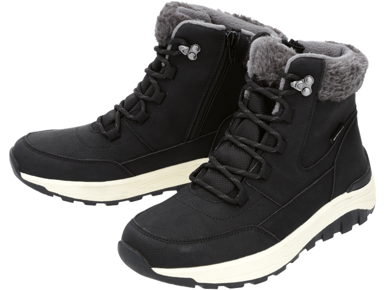 Paar schwarze Winterstiefel mit Kunstfellfutter und weißen Sohlen.