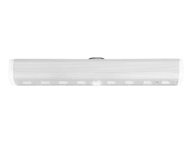 LED-Bewegungssensorleuchte, mit silbernem Gehäuse und weißen Enden.