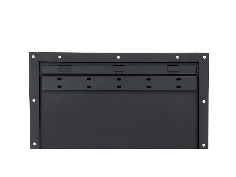 Schwarzes Metallpaneel mit sichtbaren Schrauben und Lüftungsschlitzen, ideal zur Kabelorganisation.