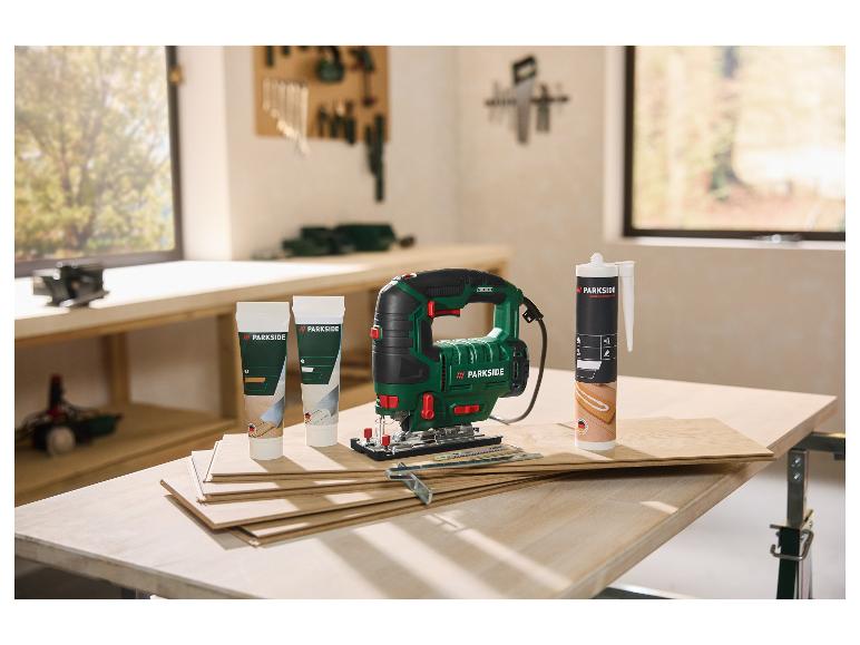 PARKSIDE® Laminat- und Parkettspachtel mit einer Stichsäge auf einem Arbeitstisch.