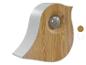 Wanddekoration in Vogelform aus hellem Holz mit grauem Rand und einer grauen Kugel in der Mitte.