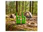 Zwei grüne Walkie-Talkies mit Zeichentrickfiguren auf einem Baumstamm in einem Waldcamp.