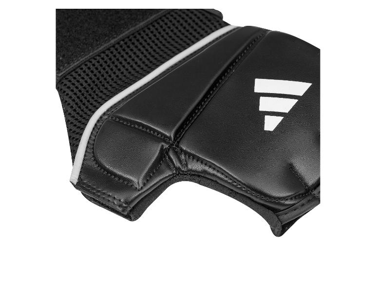 Schwarzer Boxhandschuh mit weißem Logo und Netzpaneel.