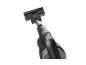 Kabelloser Akku-Stielsauger mit digitalem Display und Bodendüse.