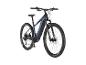 Dunkelblaues Elektro-Mountainbike mit Stollenreifen und Federung vorne.