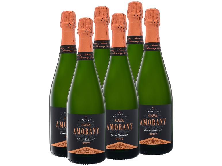 Sechs grüne Flaschen Sekt mit orangefarbenen Folienkapseln und schwarzen Etiketten.