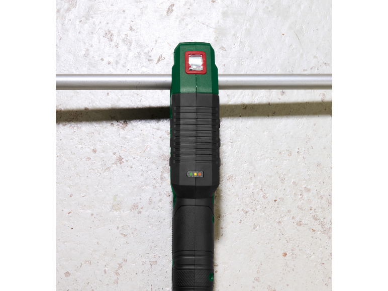 Ortungsgerät, das ein Rohr in der Wand aufspürt.