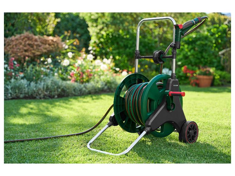 PARKSIDE Schlauchwagen mit Schlauch und Spritzpistole auf grünem Rasen im Garten