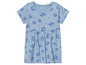 Ein hellblaues Kleid mit kurzen Ärmeln und Blumenmuster.