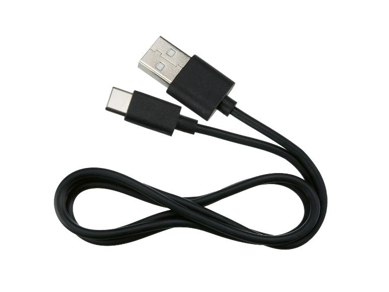 Schwarzes USB-A-auf-USB-C-Ladekabel, zu einer Acht geformt.