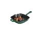 Grüne Gusseisen-Grillpfanne mit gegrilltem Fleisch, roten Zwiebeln und Pilzen.