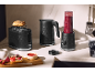 Schwarzer Toaster, Wasserkocher und Standmixer auf der Küchenarbeitsplatte.