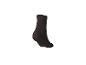 Einzelner schwarzer Socken auf weißem Hintergrund